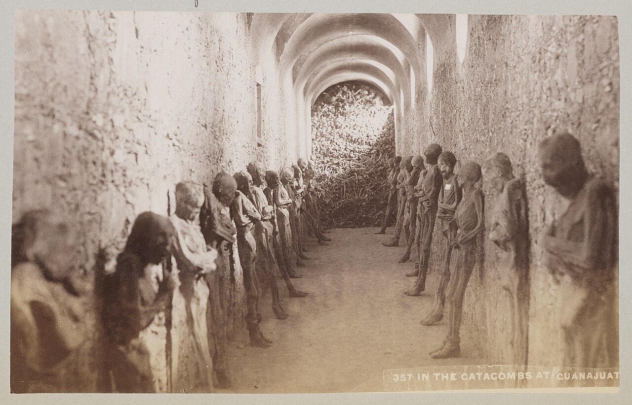 In the Catacombs at Guanajuato. (15688091546).jpg