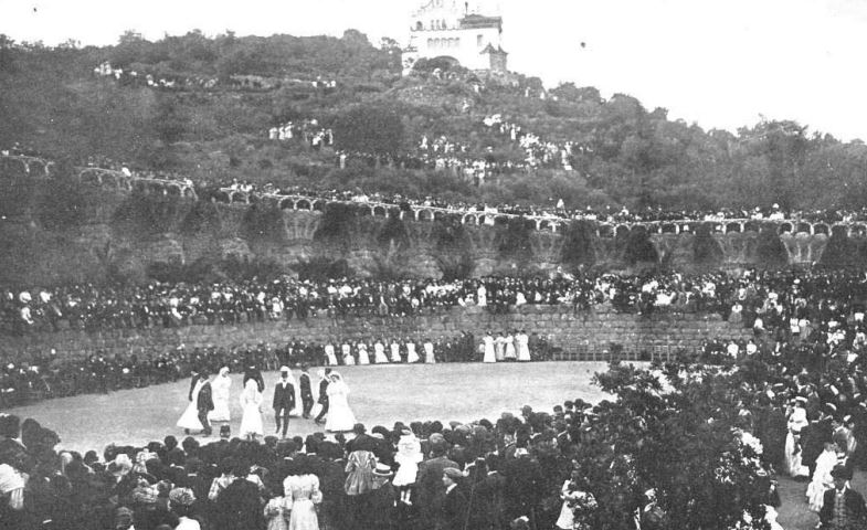 Danses populars al Park Güell - 1908.jpg